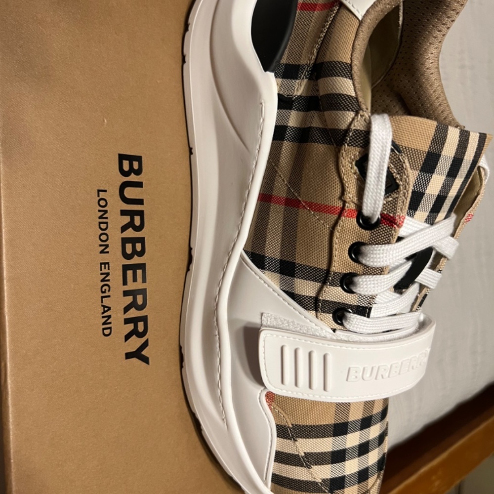 Women’s Burberry shoes - Picture 3 of 10